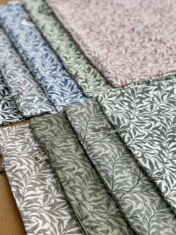 Mönstrade Kuddfodral< Ramas beige-mint kuddfodral med kvistar och blad