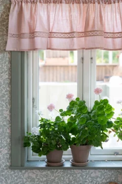 Gardinkappor Enfärgade|Gardinkappor Färdigsydda<Fondaco Sanna rosa gardinkappa med spets