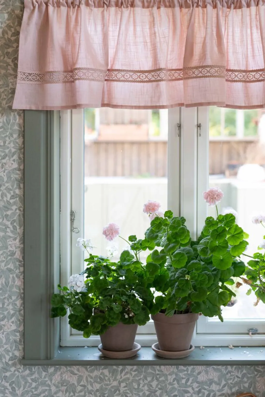 Gardinkappor Enfärgade|Gardinkappor Färdigsydda<Fondaco Sanna rosa gardinkappa med spets