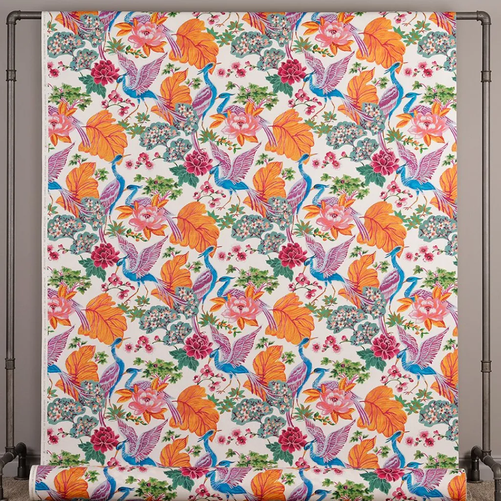 Gardintyger Mönstrade<Nordisk Textil Whispers tyg – Färgstarkt tyg med tranor & blommor