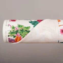Gardintyger Mönstrade<Nordisk Textil Whispers tyg – Färgstarkt tyg med tranor & blommor