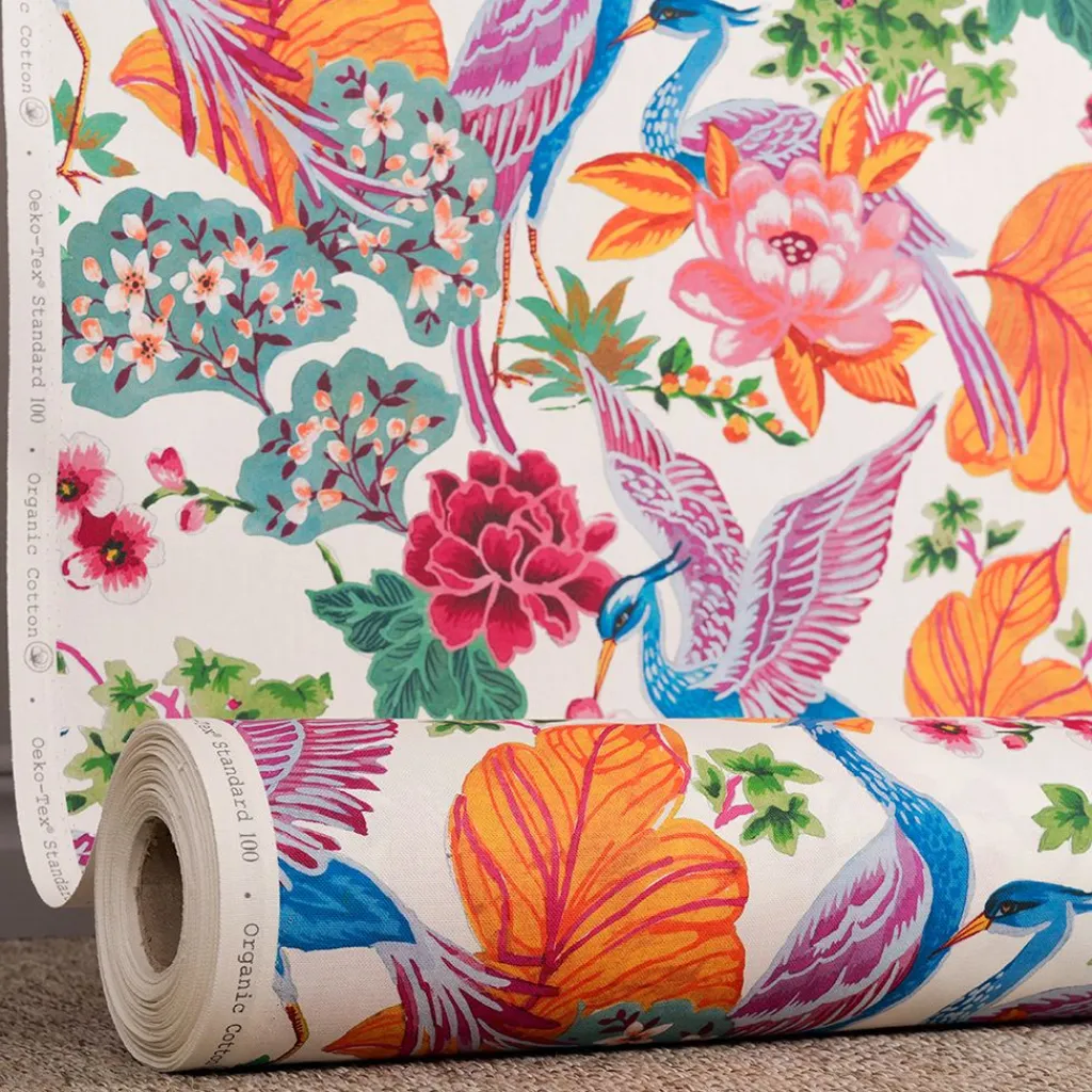 Gardintyger Mönstrade<Nordisk Textil Whispers tyg – Färgstarkt tyg med tranor & blommor