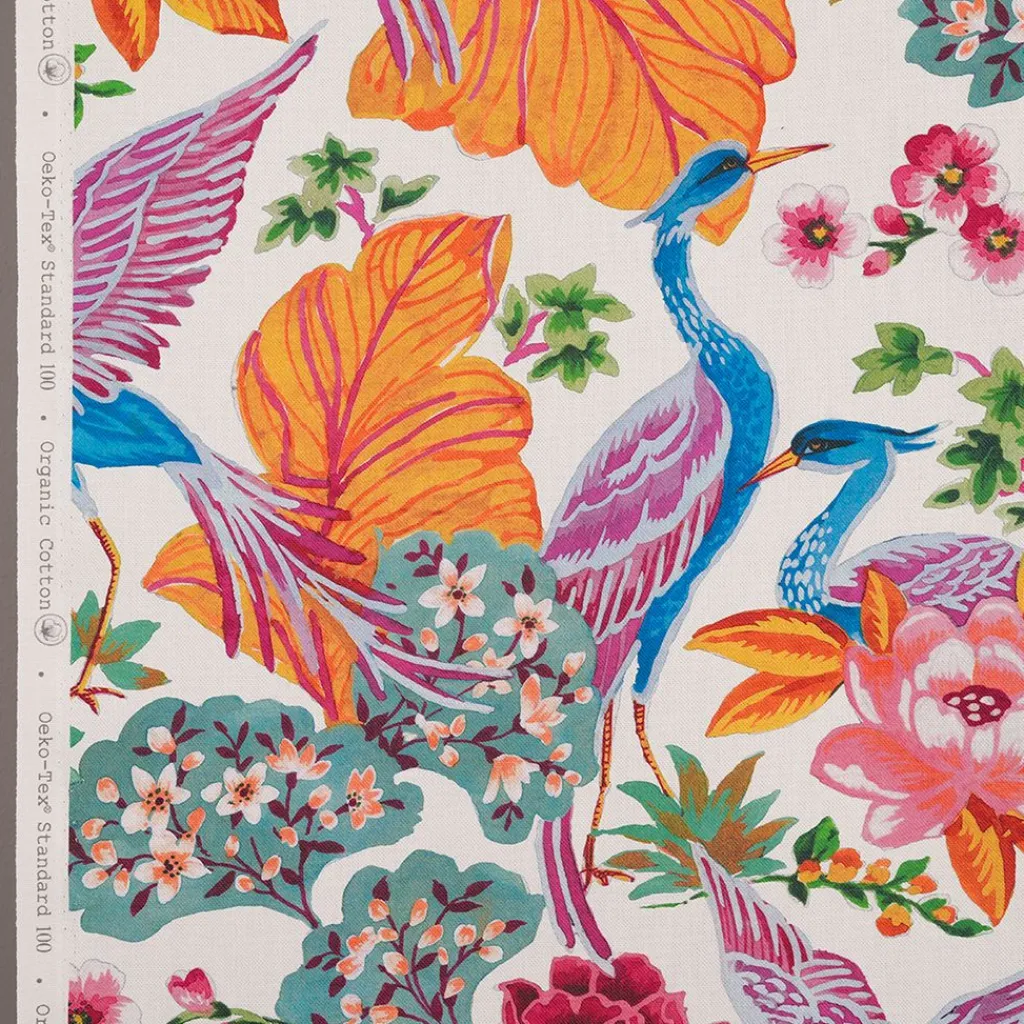 Gardintyger Mönstrade<Nordisk Textil Whispers tyg – Färgstarkt tyg med tranor & blommor